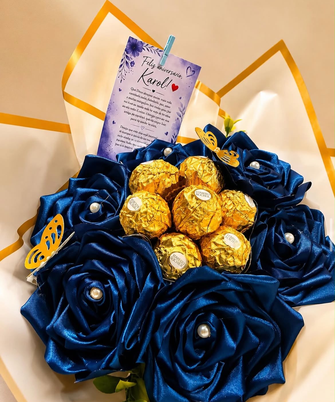 Buquê de rosas azuis de cetim com bombons