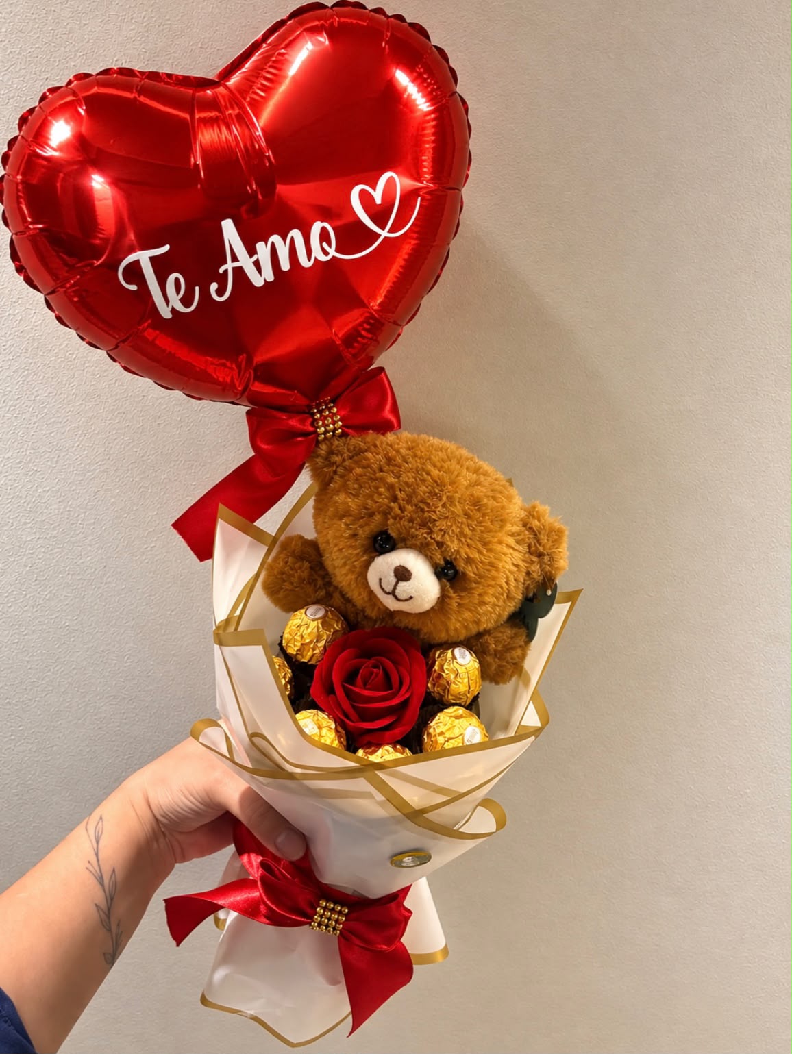 Buquê com balão 'Te Amo' e ursinho