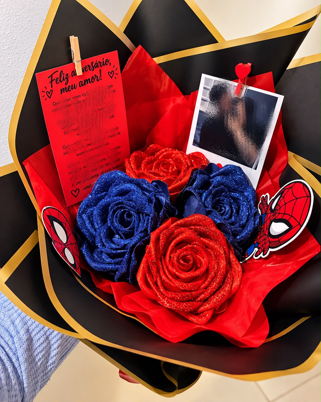 Buquê de rosas com glitter, foto e cartão de aniversário